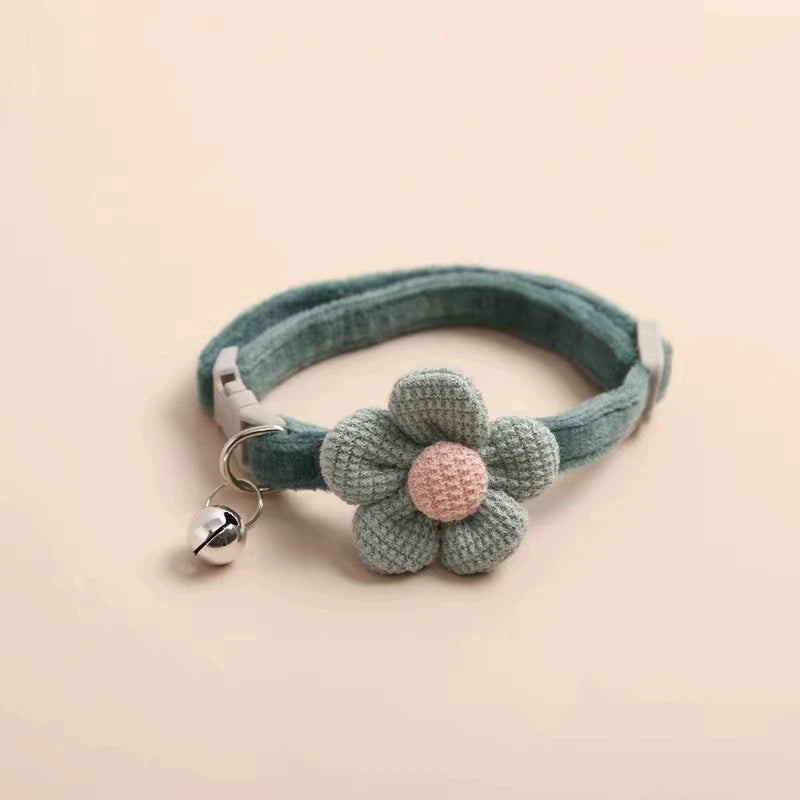Detail de la fleur en tissu du collier