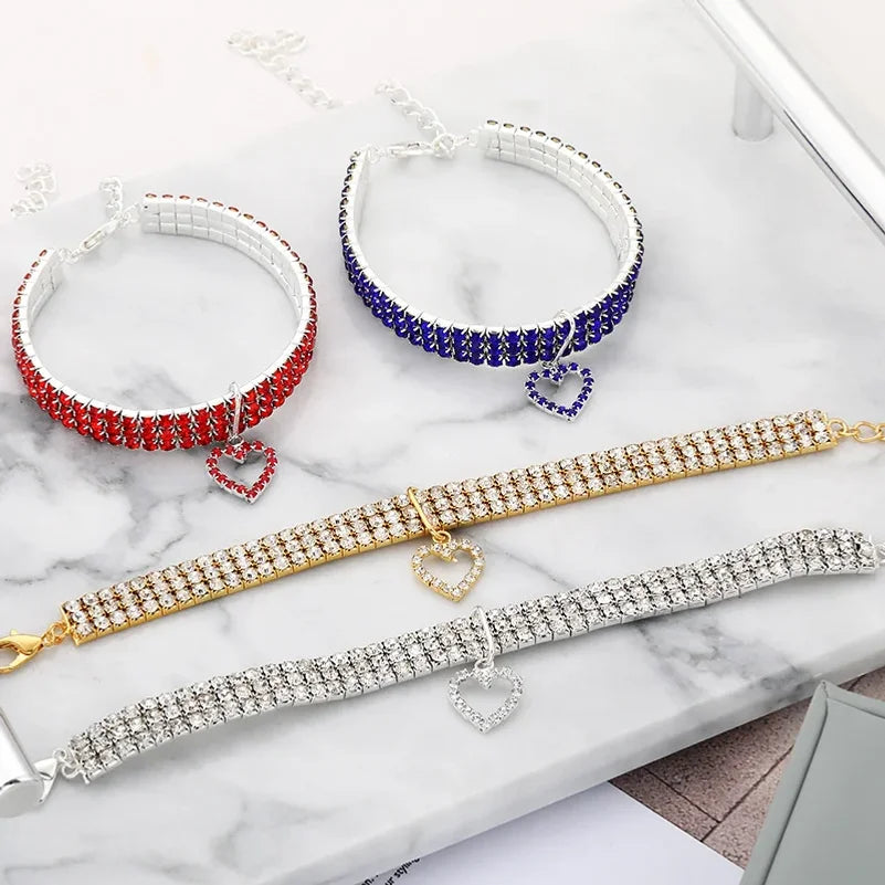 Collier strass trois rangs en gros plan