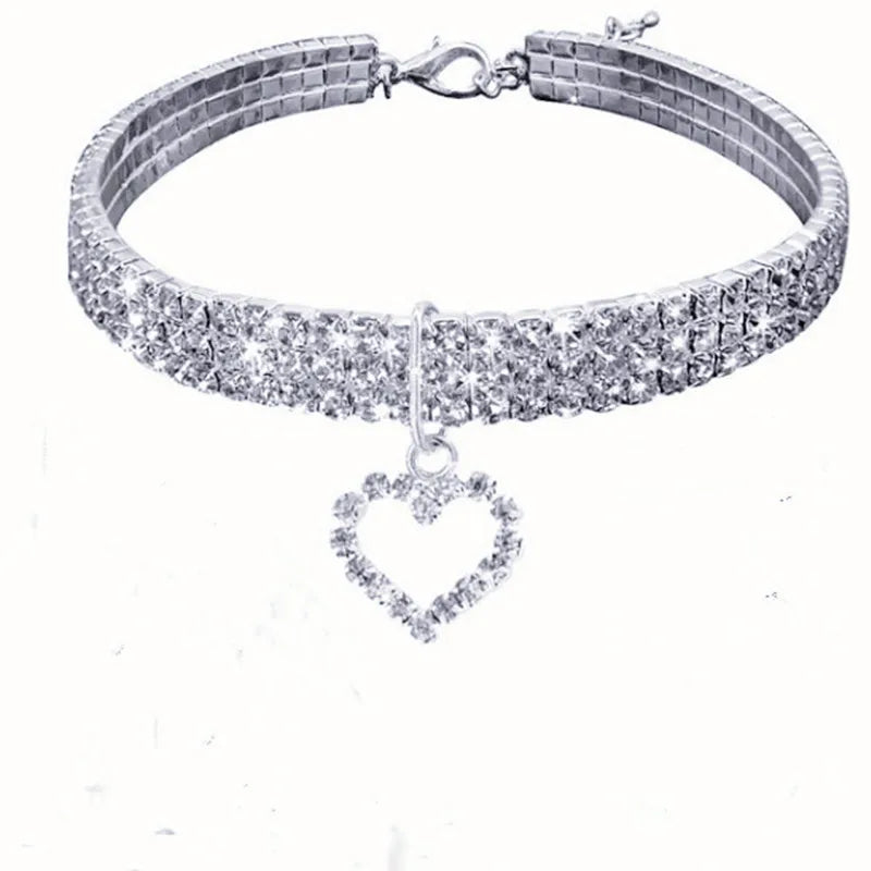 Detail des strass brillants du collier