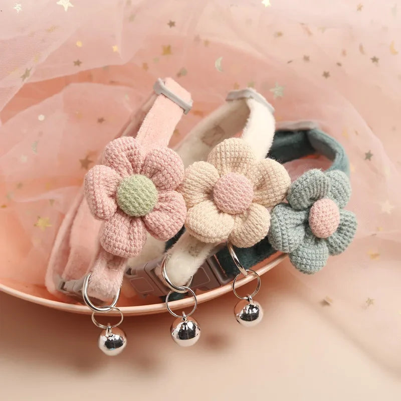 Collier pour chat motif fleur en gros plan
