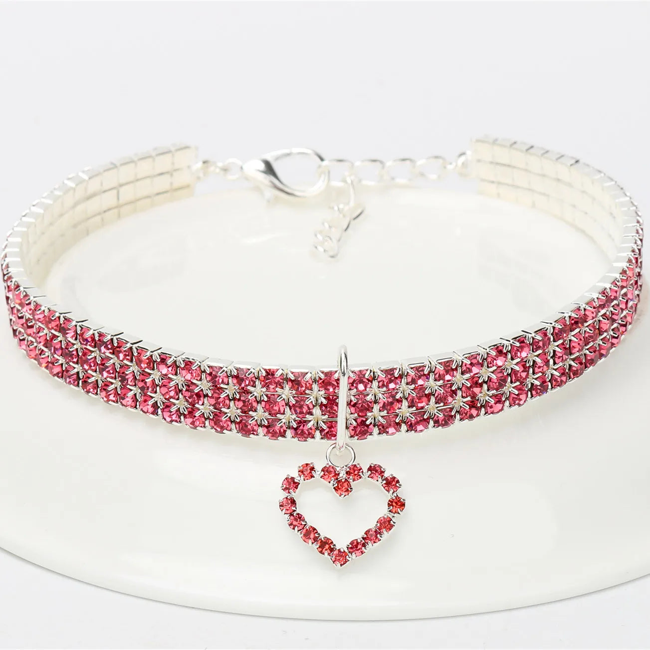 Collier premium pose sur fond blanc